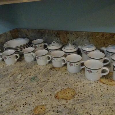 LOT 91. STUDIO NOVA DINNERWARE SET