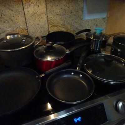 LOT 92. COLLECTION OF COOKWARE/PANS