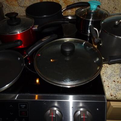 LOT 92. COLLECTION OF COOKWARE/PANS