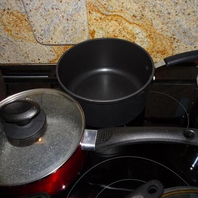 LOT 92. COLLECTION OF COOKWARE/PANS