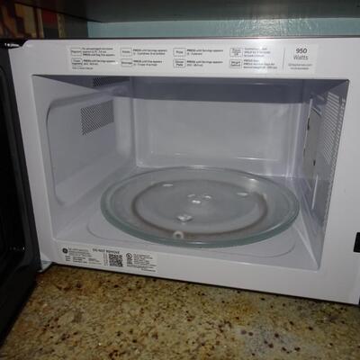 LOT 93. GE MICROWAVE OVEN