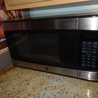 LOT 93. GE MICROWAVE OVEN