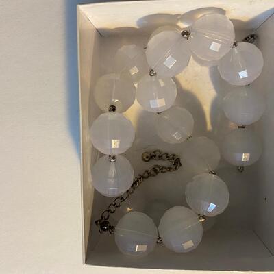 Short 50s 60s style necklace