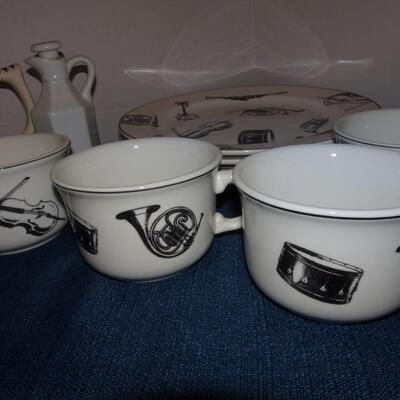 LOT 95. THE BOMBAY COMPANY MUSIC THEME PLATES AND MUGS