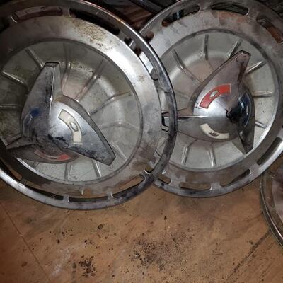 2 Car Lights & 4 Chevy Hubcaps