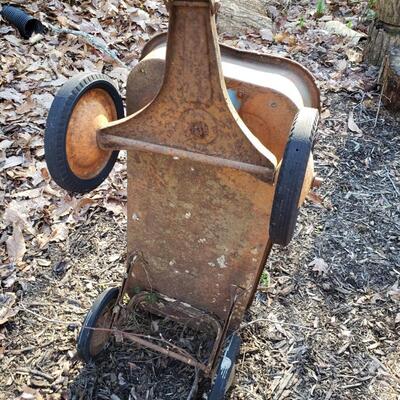 2 Radio Flyer Wagons & Pet Crate