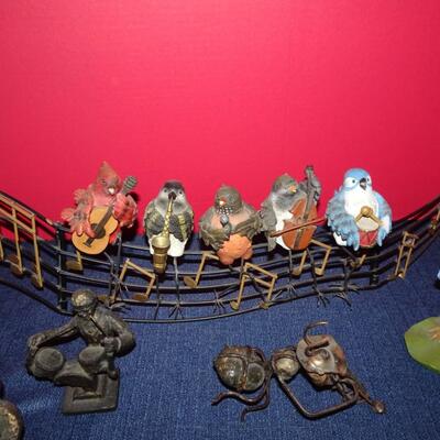 LOT 97. MUSIC RELATED HOME DECOR