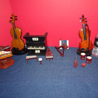 LOT 103. MUSIC RELATED HOME DECOR