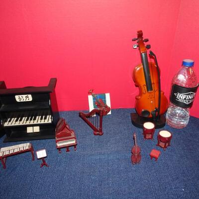 LOT 103. MUSIC RELATED HOME DECOR