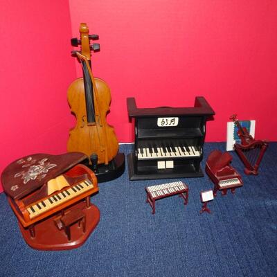 LOT 103. MUSIC RELATED HOME DECOR