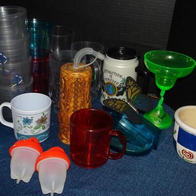 LOT 106. PLASTIC CUPS AND KITCHEN ITEMS
