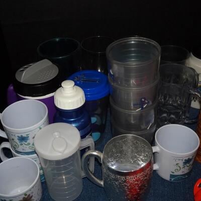 LOT 106. PLASTIC CUPS AND KITCHEN ITEMS