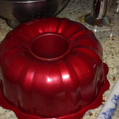 LOT 108. KITCHEN ITEMS