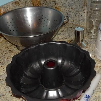 LOT 108. KITCHEN ITEMS