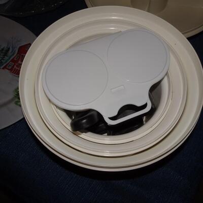 LOT 109. KITCHEN ITEMS