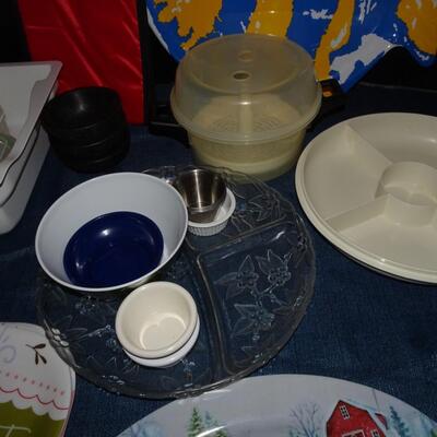 LOT 109. KITCHEN ITEMS