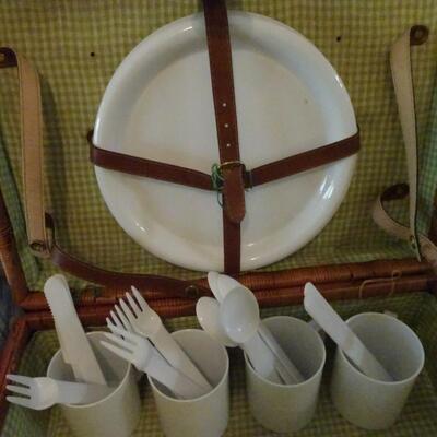 LOT 114. HOME DECOR AND PICNIC BASKET