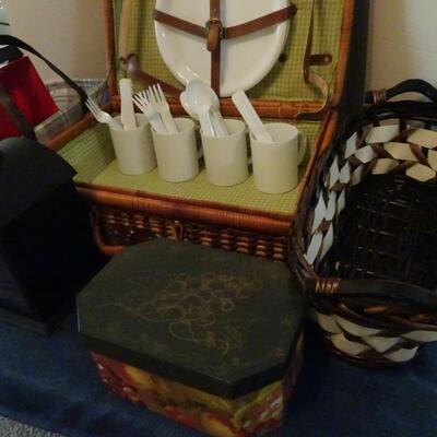LOT 114. HOME DECOR AND PICNIC BASKET