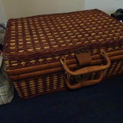 LOT 114. HOME DECOR AND PICNIC BASKET