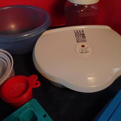 LOT 115. PLASTIC KITCHEN ITEMS AND GEORGE FOREMAN GRILL