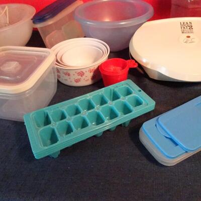 LOT 115. PLASTIC KITCHEN ITEMS AND GEORGE FOREMAN GRILL