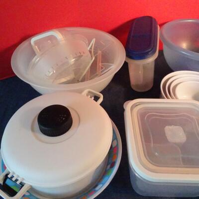 LOT 115. PLASTIC KITCHEN ITEMS AND GEORGE FOREMAN GRILL