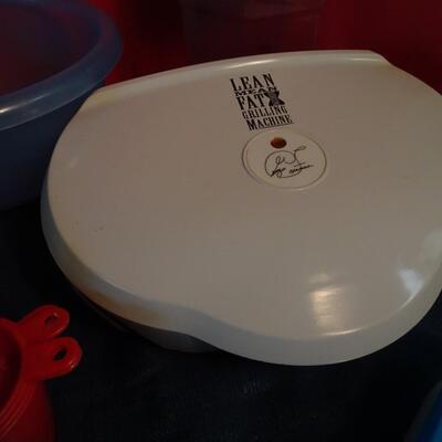 LOT 115. PLASTIC KITCHEN ITEMS AND GEORGE FOREMAN GRILL