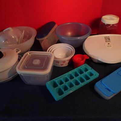 LOT 115. PLASTIC KITCHEN ITEMS AND GEORGE FOREMAN GRILL