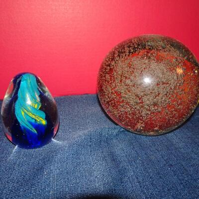 LOT #116. GLASS HOME DECOR (FOUR)