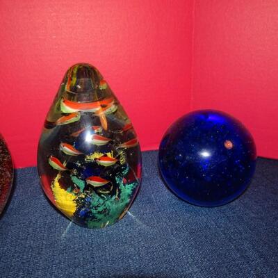 LOT #116. GLASS HOME DECOR (FOUR)