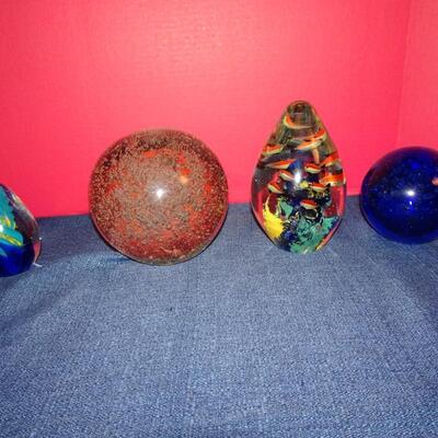 LOT #116. GLASS HOME DECOR (FOUR)