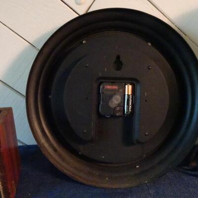 LOT 120. CLOCK, LAMP AND HOME DECOR
