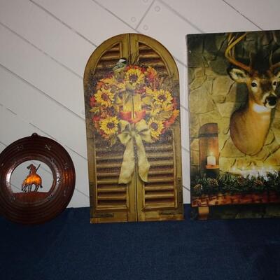 LOT 121. WALL HOME DECOR