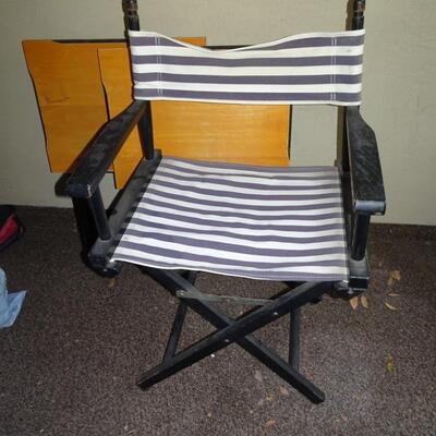 LOT 126. DIRECTORS CHAIR AND TWO TV TRAYS