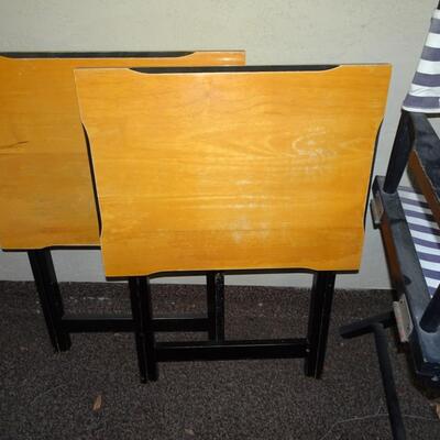 LOT 126. DIRECTORS CHAIR AND TWO TV TRAYS