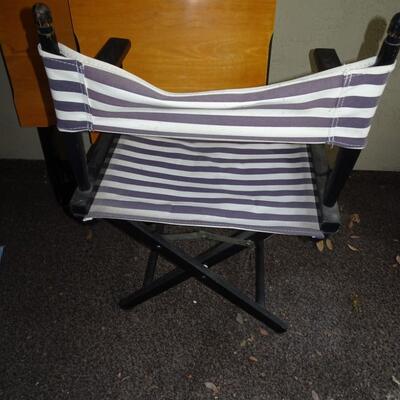 LOT 126. DIRECTORS CHAIR AND TWO TV TRAYS