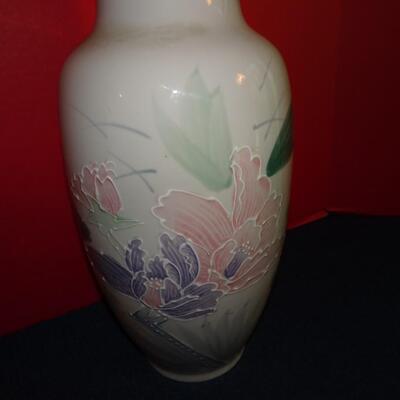 LOT 134. DECORATIVE VASE MADE IN JAPAN