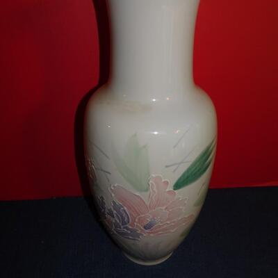 LOT 134. DECORATIVE VASE MADE IN JAPAN