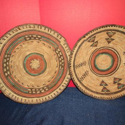 LOT 137. NATIVE AMERICAN INSPIRED HOME DECOR AND BASKETS