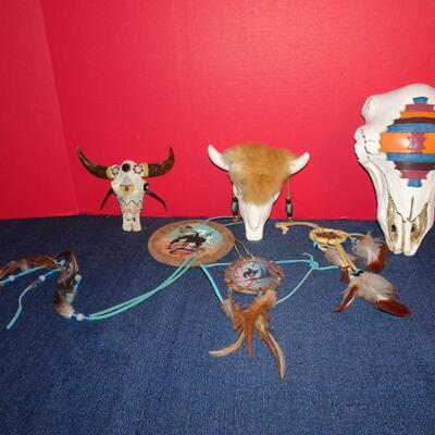 LOT 159. NATIVE AMERICAN INSPIRED DECOR