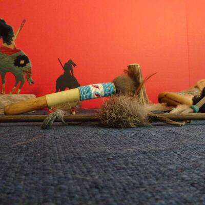 LOT 160. NATIVE AMERICAN INSPIRED DECOR