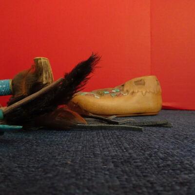 LOT 160. NATIVE AMERICAN INSPIRED DECOR