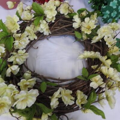 Valentine's/St Patrick's/Patriotic/Spring Decor Lot: Wreaths, Vase, Tinsel Star