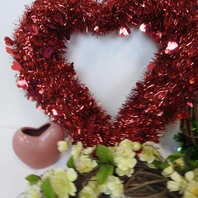 Valentine's/St Patrick's/Patriotic/Spring Decor Lot: Wreaths, Vase, Tinsel Star