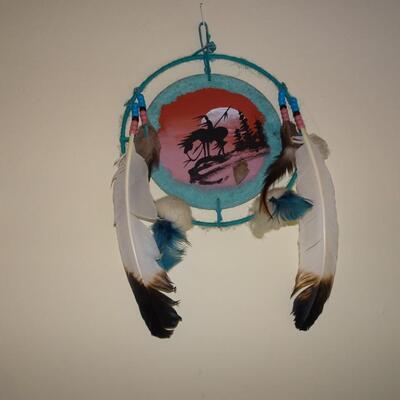 LOT 164. NATIVE AMERICAN INSPIRED DECOR