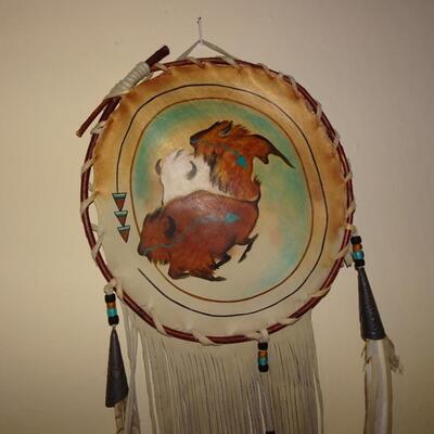 LOT 166. NATIVE AMERICAN INSPIRED DECOR
