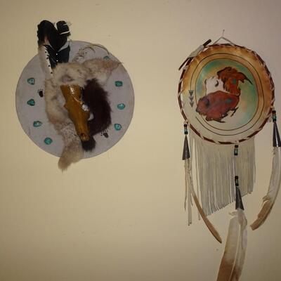 LOT 166. NATIVE AMERICAN INSPIRED DECOR
