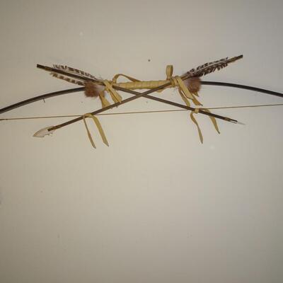 LOT 172. NATIVE AMERICAN INSPIRED DECOR. BOW AND ARROW
