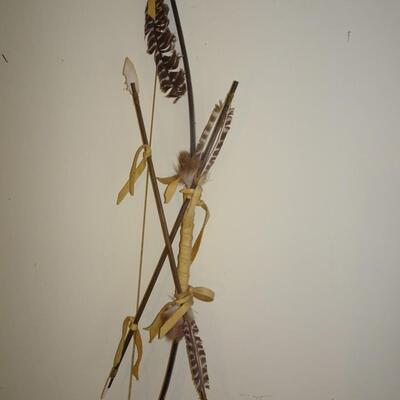 LOT 172. NATIVE AMERICAN INSPIRED DECOR. BOW AND ARROW