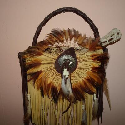 LOT 176. NATIVE AMERICAN INSPIRED DECOR